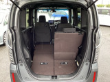 後席は分割可倒式で、用途に合わせてアレンジ可能。荷物の量や乗車人数に応じて柔軟に使える便利なシートです。