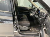 運転席、助手席です。座面も広くゆったりと座れてアームレストも付いているので重宝します。