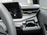 運転席と助手席には、エアコン風を利用してドリンクを冷やせるドリンクホルダー。を装備しています。