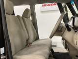 座面も厚みがあり背もたれも高く、広い足元にゆったり座れるシートです。運転席と助手席の間が空いている為、助手席側への移動がスムーズです。交通量の多い道でも助手席側から乗り降りができます。
