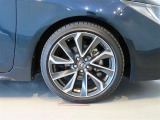 純正のアルミホイール装着車です。タイヤサイズは225/40R18です。