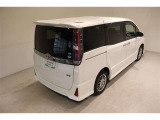 後部座席とリヤはプライバシーガラスになっています。座っている人や置いてある荷物が見えにくくなっているのでプライバシーの確保が出来ます。