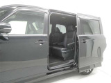 【両側パワースライドドア】両側パワースライドドア付きだから、狭い駐車スペースなどでの 乗り降りラクラク!小さなお子さまのいるご家庭には嬉しい装備。