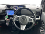 運転席まわりです。 各操作スイッチは使いやすい位置に配置されてます。