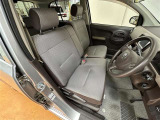 ●ベンチシート● 窮屈さを感じずに、【のびのびと】運転を楽しめます(^^♪