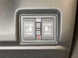 リアドアは乗り降りに便利な両側電動スライドドアです。また運転席に座っていながらスイッチ操作で自在にスライドドアを開け閉めできます。