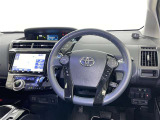 運転席まわりです。 各操作スイッチは使いやすい位置に配置されてます。