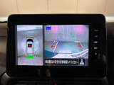 アラウンドビューモニターは真上から見下ろした様に車の周囲を表示することで、駐車時の安全性と利便性を高めます。