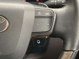 前方の車との車間を設定し、スピードを上げたり緩めたりを自動で行ってくれる追尾式の「レーダークルーズ」。上級装備の一つです!高級車にしかつかない嬉しい機能です。