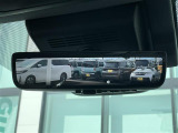 【デジタルインナーミラー】車両後方カメラの映像をルームミラーに映すことが出来ます。 そのため、後席に人や荷物があって後方が見えづらい場合でもしっかり視界を確保することが出来ます。