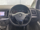 Volkswagen全車共通の上質な本革を使用した手触りのしっとりとしたステアリングです。唯一素肌が触れるハンドルは上位モデルと同じ握り心地になっております。