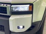 【LEDヘッドライト】悪天候や夜間走行時も良好な視界を確保し安心して運転できる高輝度LEDヘッドライトを装備!点灯速度が早く、消費電力も抑えられています。