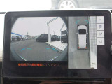パノラミックビューモニター付きです。車両を上から見たような映像をディスプレイオーディオ画面に表示。運転席からの目視だけでは見にくい、車両周辺の状況をリアルタイムでしっかり確認できます。