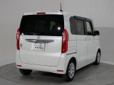 プライバシーガラスが装備されています。外を見るときには気にならずに、後方車両からは車内が見えにくい設計です、周りを気にせず、快適に運転できますよ。