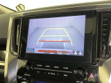 バックモニター付なので後退時に後方が見えるので安心。 車は構造上、死角がたくさんなので万が一を考えると必須ですね。 あくまで補助の為の装備、バックは目視で確認する事が重要ですよ。