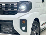 【LEDヘッドライト】悪天候や夜間走行時も良好な視界を確保し安心して運転できる高輝度LEDヘッドライトを装備!点灯速度が早く、消費電力も抑えられています。