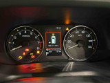 様々な車両情報を表示できるTFTマルチインフォメーションディスプレイを中央に配した視認性の高い大型2眼メーターです