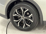タイヤサイズは225/55R19!純正アルミホイール!残り溝は5ミリ程度です!