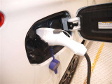 専用の充電コードを家庭用コンセントと車につなぐだけで充電スタート!(ご自宅の配線工事が必要な場合があります)