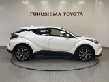 【まるごとクリーニング】シートを取り外し、車内を徹底洗浄。隅々まで丁寧に仕上げています。
