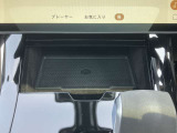 【ワイヤレスデバイスチャージング】スマートフォンなどの対応デバイスを置くだけで充電できるワイヤレスデバイスチャージングが搭載されています。車内のコンソール周りをすっきりと保つことができます。