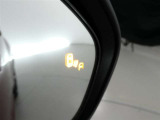 隣車線を走る車両をレーダーで検知し、ドアミラーでは確認しにくい後側方エリアに存在する車両に加え、急接近してくる車両も検知します。車両を検知するとドアミラーに搭載されたLEDインジケーターが点灯します。