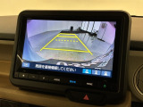リバースギアに入れるだけで後方の表示へ切り替わります。夜間や雨の日の駐車も楽になりますよ。