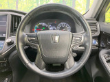 インテリアに合わせたデザインのステアリングは、運転される方のことも考え、運転しやすい形状、大きさです。是非一度、実際に触ってお確かめください。
