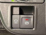 指先だけで簡単に操作が可能な電動パーキングブレーキを採用。「HOLD」スイッチを押すと、渋滞や信号待ちなどでブレーキペダルから足を離しても、ブレーキを保持するので安心です