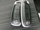 【 インテリジェントキー 】 キーを持っていればエンジン始動でき、ドアノブのボタンで車の鍵の開錠と施錠もできます。キーを取り出す手間がなくなります。