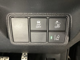 Hondaセンシング用の、VSA(ABS+TCS+横滑り抑制)解除と路外逸脱抑制機能のオンオフスイッチなどはハンドルの右側に装備しています。