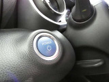 【プッシュスタート】スマートキーを携帯して、ブレーキを踏みながらスタートスイッチを押すだけでエンジンがかけられます。
