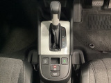 CVT車のセレクトレバーです。低速から高速まで、変速ショックのないスムーズな走りと、エンジン効率のよい領域を維持して燃費にも貢献します。サイドブレーキはスイッチ操作の電子制御パーキングブレーキです。