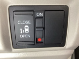 左側電動スライドドアは運転席からでも操作ができるように、ハンドル付近に開閉の操作スイッチが付いています。