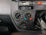 シンプルで使いやすいマニュアルエアコン。適切に操作することで快適な車内環境を保つことができます。