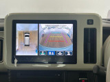 【全方位型モニター】クルマを上空から見下ろしているかのように、直感的に周囲の状況を把握できる全方位型モニター。狭い場所での駐車でも周囲が映像で確認できます。