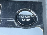 プッシュエンジンスターターです。キーを取り出すことなくブレーキペダルを踏みながらボタンを押すだけでエンジンが始動できます。