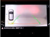 バックカメラ トラフィックアラートで苦手な駐車も楽々できます.
