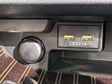 充電用USB端子付き。スマートフォンなどの充電に便利です。
