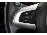 ステアリングスイッチ付き。前方から目を離すことなく操作することが可能です。