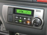 【オートエアコン】車内温度を感知して自動で温度調整をしてくれるのでいつでも快適な車内空間を創り上げます!どの席に座っても快適なドライブが楽しめます♪
