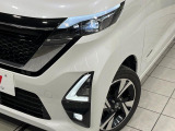 【LEDヘッドライト】悪天候や夜間走行時も良好な視界を確保し安心して運転できる高輝度LEDヘッドライトを装備!点灯速度が早く、消費電力も抑えられています。