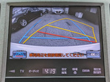 カラーバックカメラが付いています!バックにギアを入れると、後方視界が自動的にマルチ画面に映し出されます!夜も明るく見えますので、すごく便利!!一度使うとカメラ無しには乗りたくない程!