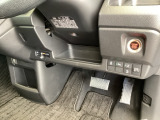 左側に高速で便利なETCがあり、横滑りを防ぐVSAなどのスイッチは、運転席の右側、手の届きやすい位置にあります。
