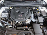 走りを支えるエンジンはS8型1.8スカイアクティブDを搭載しています。3リッターガソリン並みのトルクと独自開発の6速ATとの組合せで、トルクフルで力強い走りが楽しめます。軽油仕様でコスパも良好です!