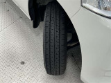タイヤサイズは165/80R14!残り溝は5ミリ程度です!スペアタイヤがついていて、不測の事態が起きても安心です!