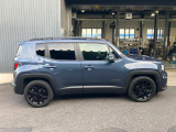 【ホイールアーチ】台形ホイールアーチはJeep伝統のデザインです。採用している理由は諸説ありますが、オフロードを走行する際にタイヤとボディが干渉しあわないよう配慮した作りにするためとなります。