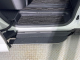 【電動サイドステップ】車高の高いお車でも、これがあれば小さいお子様の乗り降りも楽々♪スライドドアと連動して作動する為、煩わしい操作は不要です!