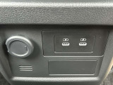 USBソケットはインストルメントパネルの下部に2個設置しています。