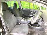 運転席まわりには十分なスペースがあり、大柄な方でもゆったり運転していただける環境です。